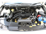 エンジンルームもきれいです、スバル伝統の低重心の水平対向エンジンを搭載、高速道路やコーナーリング時の安定性の高いクルマです