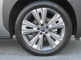 メーカーオプションの20インチアルミホイール。 タイヤサイズは235/50R20