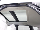 【パノラマサンルーフ】大面積のガラスにより、車内が明るく、特にキャンプなどのレジャーシーンで解放感を体感できます。