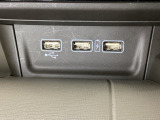 エアコン操作パネルの下に、スマートフォンなどの充電可能なUSB端子が2個、音源などの外部入力の可能なUSB端子が1個ついています。移動中に充電もできるので便利です。