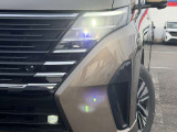 アダプティブLEDオートライト装備。暗い夜道でハイビーム時に対向車などの一部分を切り取り照射してくれます。路肩の自転車や歩行者の発見を早めるので安心です。