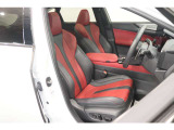 【運転席】ブラック/レッド基調のインテリアにレザーシート(合皮※メーカー基準)。パワーシートでお好みの位置に座席を設定可能です。シートヒーター・フロアマット付です。