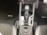 シンプルでとても使いやすいフロアシフトに、パーキングブレーキは、電子制御パーキングブレーキです。