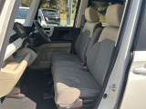 フロントシートはベンチシートタイプ♪センターには格納式アームレストも付いています!!室内空間は広々で移動も楽々です♪狭い駐車空間など助手席ドアから出たい時にも大変便利ですよ♪