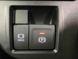 【電動パーキングブレーキ+オートブレーキホールド機能】 指先だけで簡単に操作が可能なパーキングブレーキ、スイッチを押すとブレーキペダルから足を離してもブレーキを保持できるオートブレーキホールド搭載。