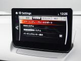 こちらのお車には先進安全装備が多数搭載されています。衝突被害を回避あるいは軽減するためのブレーキや、後方死角からの接近警報、車線逸脱を防止する警報装置など、詳しくはスタッフまでお尋ねください。