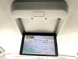 後席モニターがついています。走行中でもTV視聴できますので後席の方は退屈しませんね