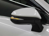 サイドターンランプ付きドアミラー。車両のドレスアップと右左折時の被視認性を兼ね備えたお洒落なミラーです。