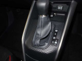 フロアシフトで操作もしやすいですね。