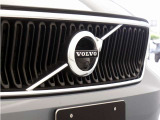 時代に合わせて変化するエンブレムデザイン。センターを斜めに大きく横切るラインと黒地に銀のアイアンマーク、これが最新ボルボのキャラクターアイコンです。エンブレムにはフロントカメラを内蔵しています。