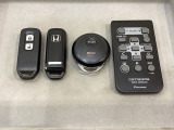 スマートキーを装備しています。鍵を差し込むことなくドアロックの開け閉めと、スタートボタン操作でのエンジンスタートができます。加えて、純正リモコンエンジンスターター用の操作キーもついています。