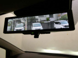 スマートルームミラーは、車両後方に設置されたカメラの映像を、ルームミラーに映し出すことで、死角をなくし、安全性を向上させることができます。また、夜間や雨天時でも、クリアな映像を映し出すことができます。