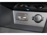 小物の収納に便利なセンタートレイには携帯等のデバイスの充電可能なUSB出力電源付です。