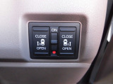 狭い駐車場や壁際でもドアをぶつける心配が少なく開けられる両側スライドドアです。両側共に電動で、開閉操作も楽々です!
