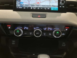 フルオートエアコンディショナーとなっております。運転席と助手席でそれぞれで温度設定ができますので、快適にドライブをすることができます。