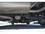 車両後方からの下回りです。マフラー防錆塗装や下回り防錆施工等も可能でございます。
