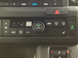 エレクトリックギアセレクターの左上にオートエアコンがついてますので簡単操作で快適に過ごせます。運転席のみシートヒータースイッチ内蔵で2段階の温度設定ができます。