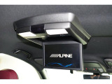 アルパインフリップダウンモニター付です!
