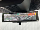 【インテリジェントルームミラー】はリアカメラが車両後方を映し出すので、いつでもクリアな後方視界を確保!夜間や悪天候の運転でも安心です♪