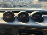 3連メーターは歴代フェアレディZ同様の電圧計と、走行中ターボ状態を把握できる2つのメーターを配置。ヘリテージを感じさせるデザインです。