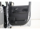 ■運転席ドア内側です。500mlペットボトルを収納できます。季節に関係なく水分補給は本当に重要ですよ。