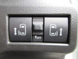 両側電動スライドドアのスイッチがあります。運転席に座ったままスライドドアの操作ができます。