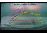 後方の視認性を高めるリアビューカメラを搭載。ガイドラインはステアリングの動きと連動しますのでよりスムーズな車庫入れが行えます。