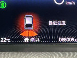 パーキングセンサーシステムは走行中に障害物が迫ると音と表示でお知らせ、低速走行時時の安心感を高めます
