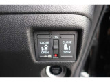 運転席に居ながら両側パワースライドドアの開閉ができるボタン装備!