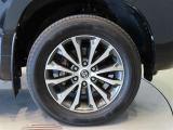 純正のアルミホイール装着車です。タイヤサイズは265/55R19です。
