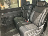 2列目シートも大きく乗り降りしやすく、長時間の運転でも快適に過ごすことができます。また、ウォークスルーにより前後の座席への移動もカンタンです!