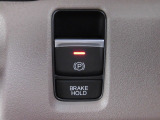オートブレーキホールド機能付きの電子制御パーキングブレーキです。ブレーキペダルから足を離しても停車状態を保持。アクセルペダルを踏めば保持を解除します。指一本で簡単に操作が出来ます。