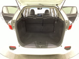 ラゲッジも広く使いやすいトランクは、開口部も広く荷物の積み下ろしもしやすいお車となっております。リアシートの背もたれは6:4の割合で分割して可倒できるので、長いお荷物などを載せることもできます。