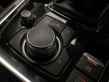 「MAZDAコネクト」コマンダー部 手元を見ることなく操作出来るように左手を自然に降ろした位置に設置。シンプルで使いやすく、機能を覚えやすいボタン配置になっています。