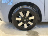 アルミホイール付!鉄ホイールと違って軽いので燃費にも影響してきます。ガソリンの高騰に少しは貢献します!デザインもさり気なく、スタイリッシュな感じとなっています。