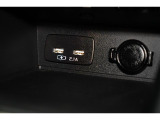 小物の収納に便利なセンタートレイには携帯等のデバイスの充電可能なUSB出力電源付です。