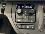 プラズマクラスター搭載フルオートエアコンディショナーとなっております。運転席と助手席でそれぞれで温度設定ができますので、快適にドライブをすることができます。