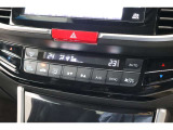 フルオートエアコンが装備されています!お好みの温度設定をするだけでエアコンの風量やモードの切り替えを自動でコントロールしてくれます!ユーザーの操作が少なく燃費走行にもつながります!