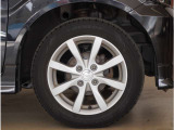 【純正アルミホイール】外観にマッチした純正アルミホイールを装着しております。ノーマルタイヤ、スタッドレスタイヤも広島マツダにお任せください。