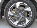 純正18インチアルミホイール。 タイヤサイズは225/55R18