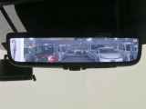 車両後方の視界をクリアに映し出す「デジタルインナーミラー」搭載です。