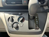 シフトレバーの操作も簡単で、エアコンもマニュアル式で使いやすい!冬に嬉しいシートヒーター付き!