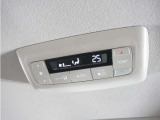 後席用エアコンの操作パネルも装備されており、同乗者の方もお好みの温度で快適なドライブをお楽しみいただけます。