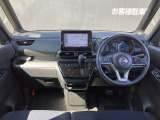 前席全体の内装となっております。車内もお洒落で高級感もありドライブも楽しくなります♪