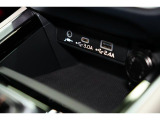 小物の収納に便利なセンタートレイには携帯等のデバイスの充電可能なUSB出力電源付です。