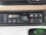 オートエアコンを標準装備。温度設定をしておけば風量・吹出し口を自動で調整してくれます。2段階の温度調整ができる運転席・助手席シートヒーターも装備しているので、冬場のドライブも快適です。