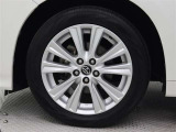 純正アルミホイールは精度が高く、走行の安定性が優れています。タイヤサイズ235/50R18