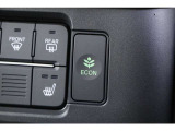 エンジンやエアコンといったクルマ全体の動きを燃費優先で自動制御するECONモード。空調など快適性を優先したいときはスイッチを押してOFFにできます。