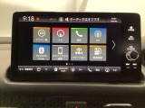 HondaCONNECT対応の便利なナビディスプレー。お持ちのスマートフォンと連携して、ナビやBluetoothでの音楽再生が可能です。デザインはもちろん、操作性も良好です。