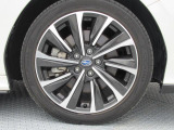 純正18インチアルミホイール。 タイヤサイズは225/45R18。納車時に新品タイヤ4本を交換致します。